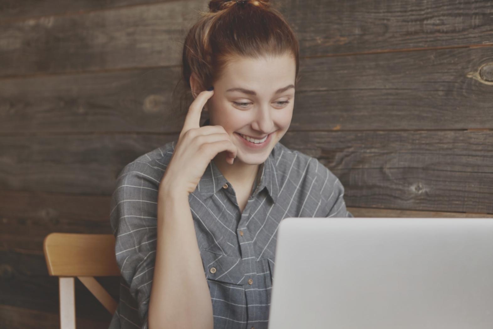 Finanzanalyse Arbeitsplatz mit Laptop und Unterlagen