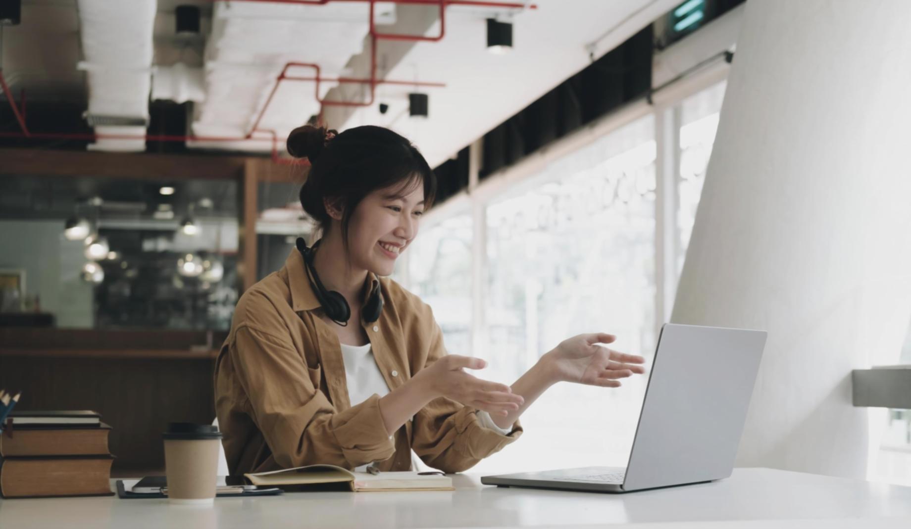 Finanzanalyse Arbeitsplatz mit Dokumenten und Diagrammen