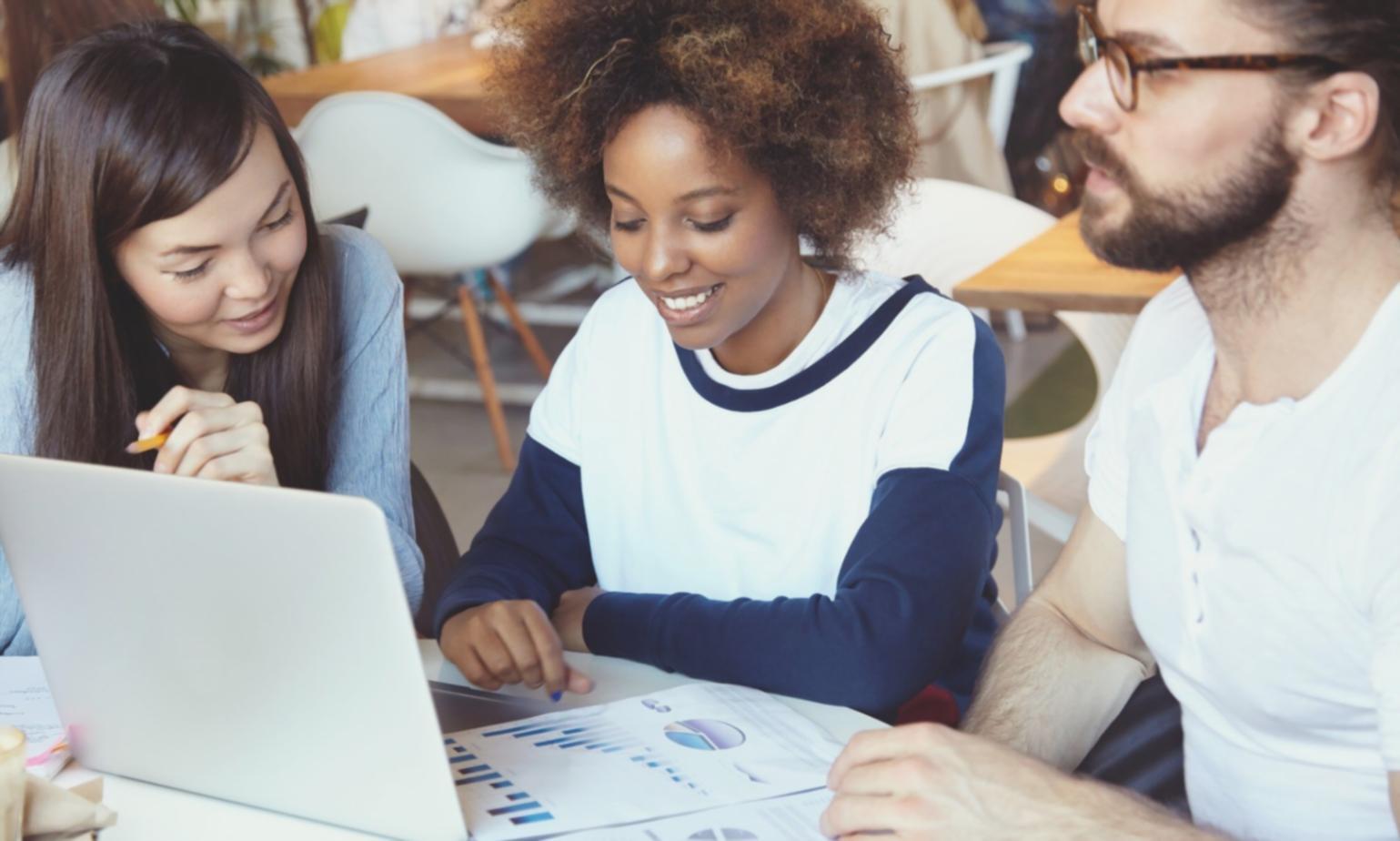 Arbeitsplatz für Finanzanalyse mit Dokumenten und Laptop